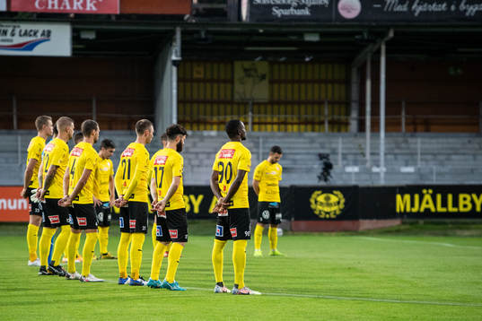 Mjällbys spelare deltar i en tyst minut för att hedra