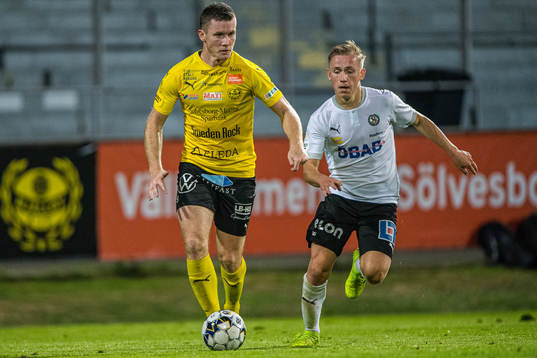 Mjällbys Viktor Agardius  och Örebros David Seger