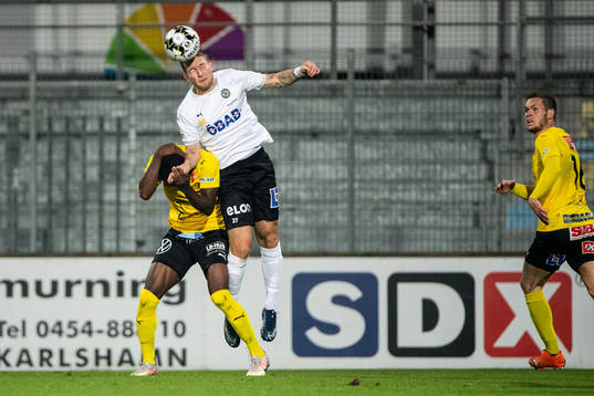 Mjällbys Moses Ogbu och Örebros Andreas Skovgaard