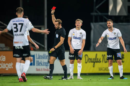 Örebros Johan Mårtensson får ett rött kort av domare