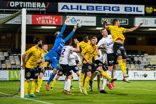 Mjällbys målvakt Carl-Johan Eriksson räddar bollen i