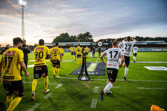 Örebro och Mjällby på väg in till fotbollsmatchen i