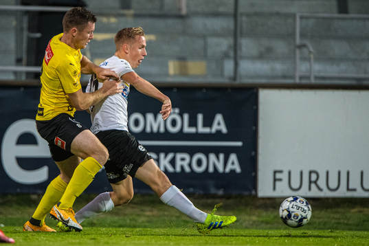 Mjällbys Viktor Agardius  och Örebros David Seger