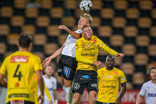 Mjällbys Adam Petersson och Örebros Dennis Collander