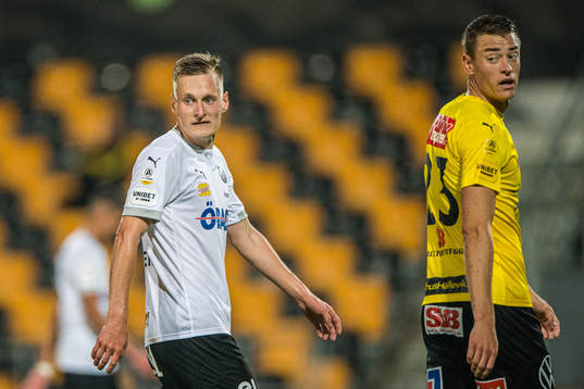 Örebros Rasmus Karjalainen  och Mjällbys Jesper Löfgren