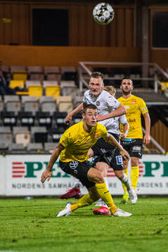 Mjällbys Jesper Löfgren och Örebros Rasmus Karjalainen