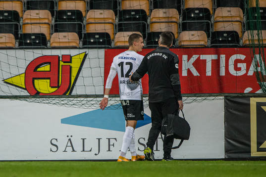 Örebros Jake Larsson lämnar planen med läkare