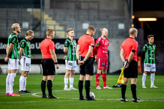 GAIS spelare deltar i en tyst minut för att hedra