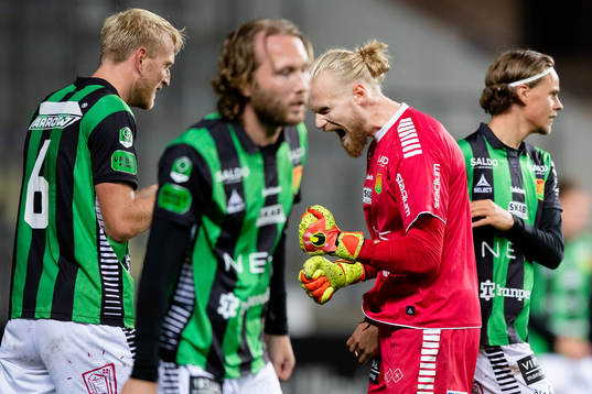 GAIS målvakt Mathias Karlsson jublar