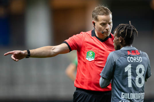 Domare Johan Krantz pratar med Västerås Moussa Traoré