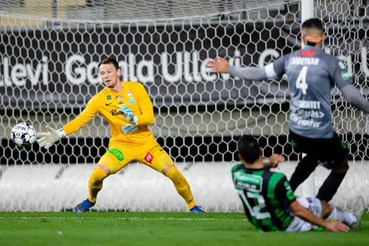 Västerås målvakt Anton Fagerström ser ett skott gå