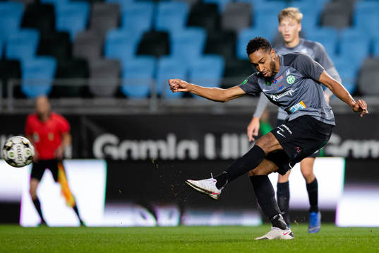 Västerås Brian Span skjuter ett skott