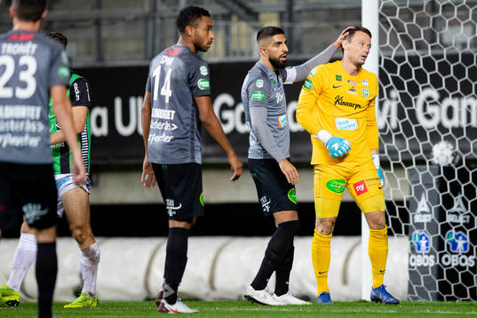 Västerås Sean Sabetkar och målvakt Anton Fagerström