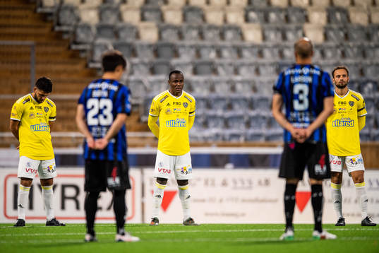 Falkenbergs spelare deltar i en tyst minut för att hedra