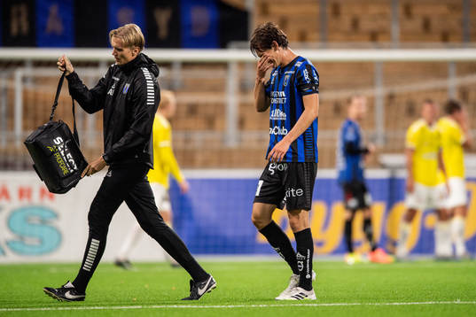 Sirius Hjalmar Ekdal lämnar planen skadad