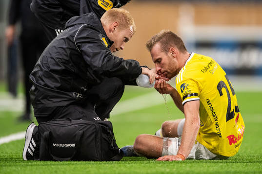 Falkenbergs Tobias Englund blöder från ansiktet
