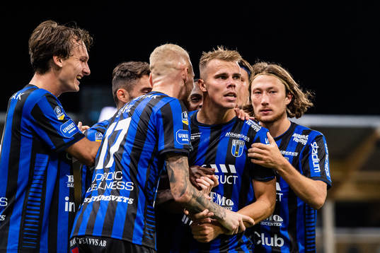 Sirius Elias Andersson jublar med lagkamrater