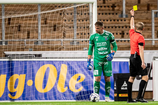 Sirius målvakt Lukas Jonsson får en varning av domare