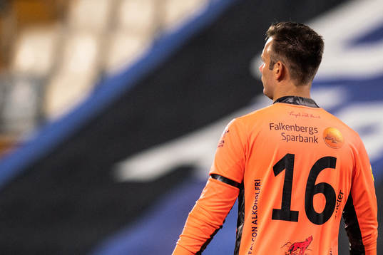 Falkenbergs målvakt Viktor Noring med ett sorgeband på