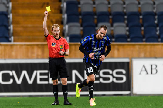 Sirius Adam Hellborg  får en varning av Domare Fredrik