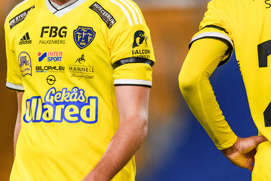 Falkenbergs spelare med sorgband