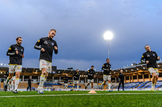 Falkenbergs spelare värmer upp