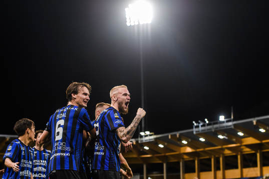 Sirius Hjalmar Ekdal och Adam Ståhl jublar
