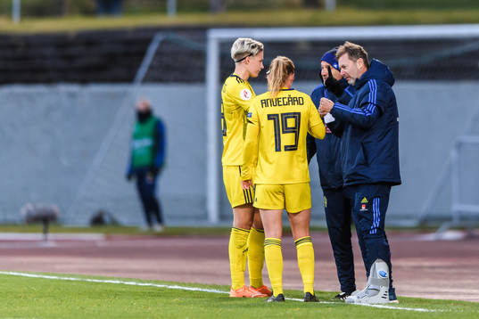 Lina Hurtig and Anna Anvegård with assistant coach Magnus
