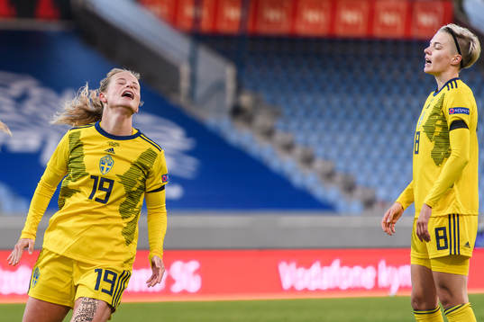 Anna Anvegård and Lina Hurtig of Sweden look dejected