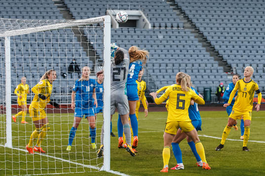 Goalkeeper Zecira Musovic of Sweden against Glodis Perla