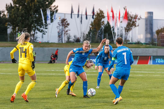 Kosovare Asllani of Sweden against Alexandra Johannsdottir
