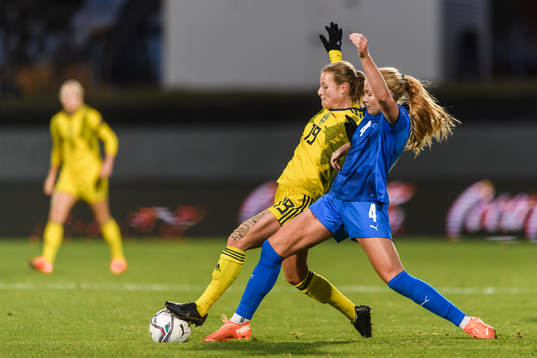 Anna Anvegård of Sweden and Glodis Perla Viggosdottir of