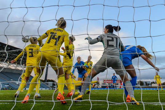 Sara Björk Gunnarsdottir of Iceland scores the 1-1 goal