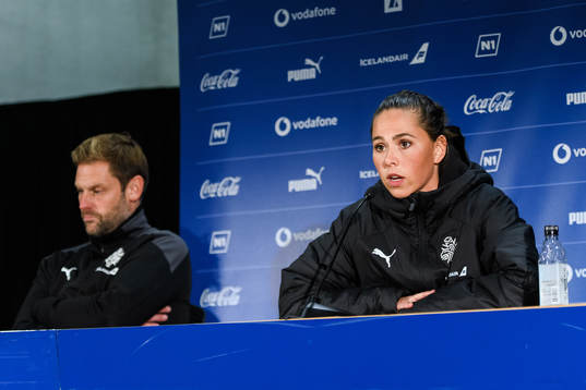 Head coach Jon Thor Hauksson and Sara Björk Gunnarsdottir