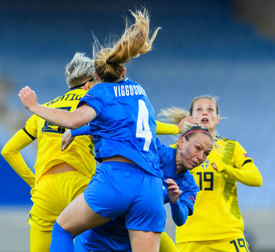 Lina Hurtig and Anna Anvegård of Sweden against Gunnhildur