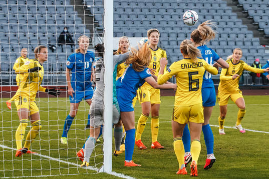 Goalkeeper Zecira Musovic of Sweden against Glodis Perla