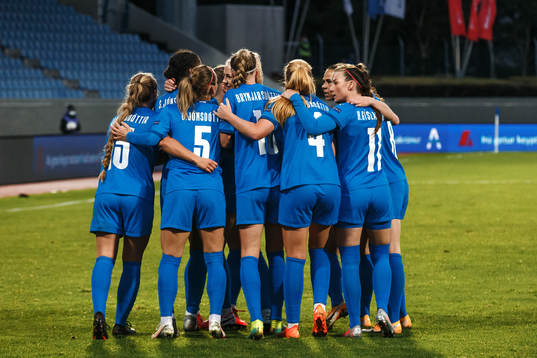 Players of Iceland celebrate the 1-1 goal by Elin Metta