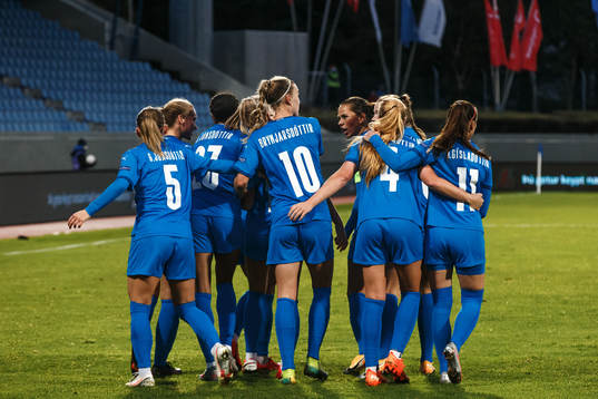 Players of Iceland celebrate the 1-1 goal by Elin Metta