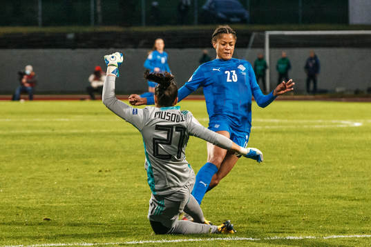 Goalkeeper Zecira Musovic of Sweden and Sveindís Jane