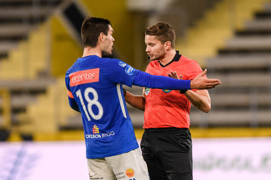 Norrbys Ivo Dominik Pekalski och Domare Joakim Östling