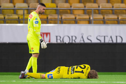 Norrbys målvakt Mergim Krasniqi kollar till Sundsvalls