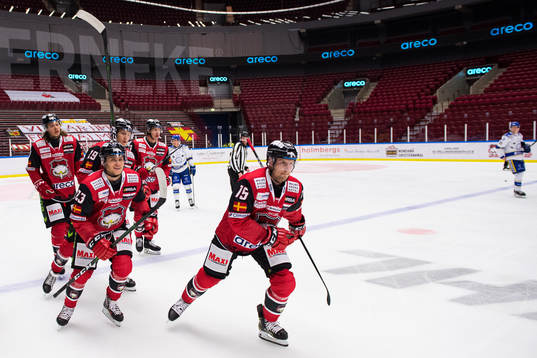 Malmö Redhawks Axel Wemmenborn jublar med lagkamrater