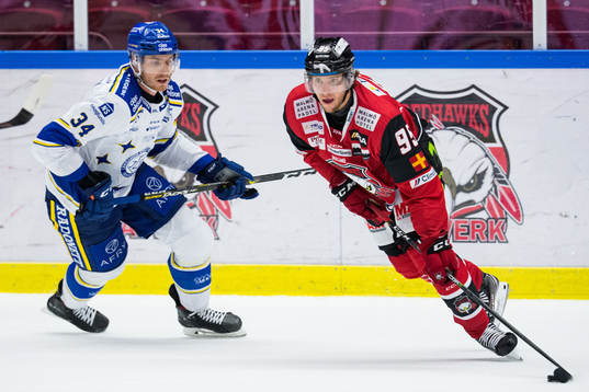 Leksands Peter Cehlarik och Malmö Redhawks Carl Persson
