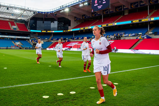 Caroline Graham Hansen of Norway warms up