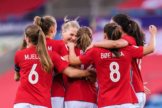 Guro Reiten of Norway celebrates with teammates