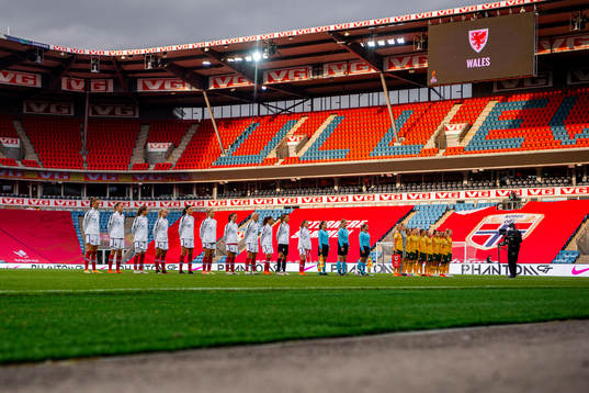Players of both teams line up
