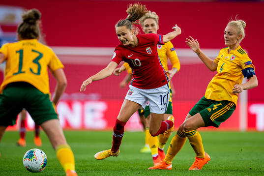 Caroline Graham Hansen of Norway and Sophie Ingle of Wales