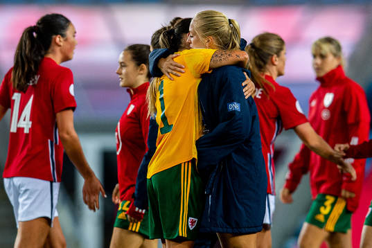 Natasha Harding of Wales and Amalie Vevle Eikeland of Norway
