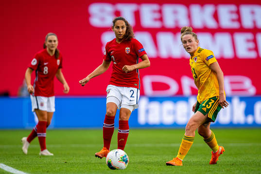 Ingrid Moe Wold of Norway and Rachel Rowe of Wales