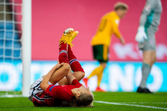 Caroline Graham Hansen of Norway with an injury